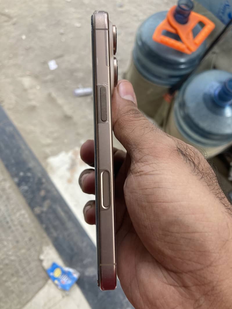 Apple iPhone 16 Pro 2