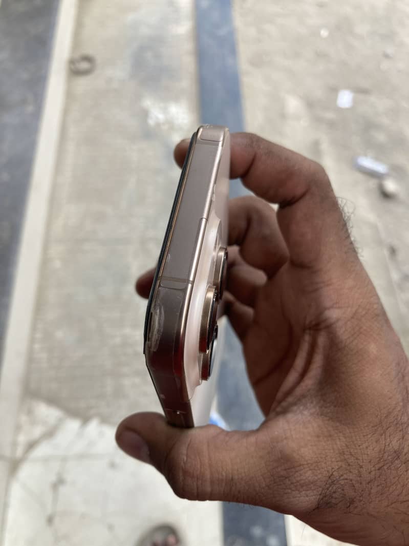Apple iPhone 16 Pro 3