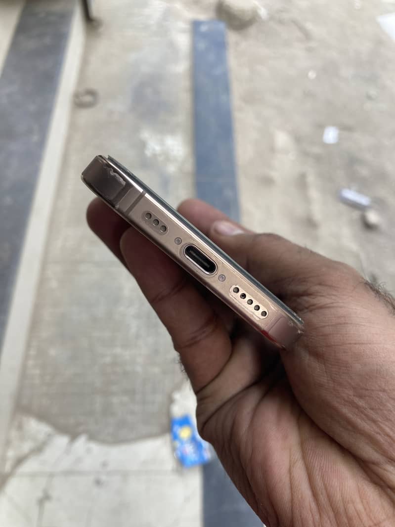 Apple iPhone 16 Pro 4