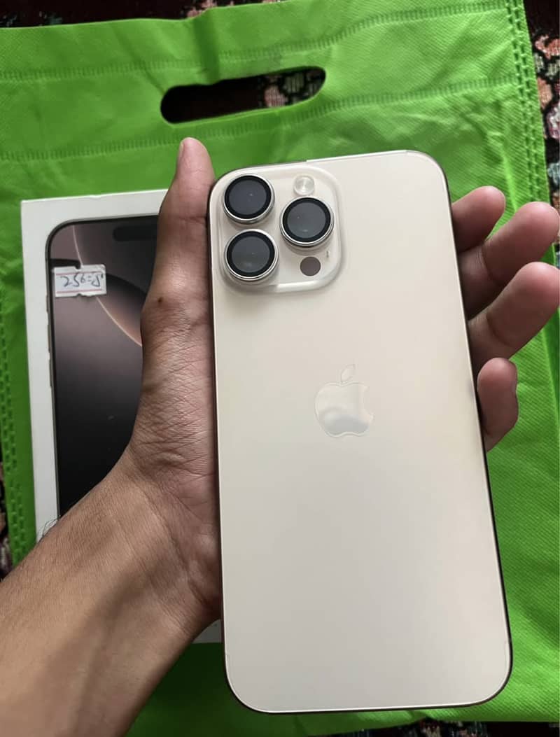 Apple iPhone 16 Pro Max 1