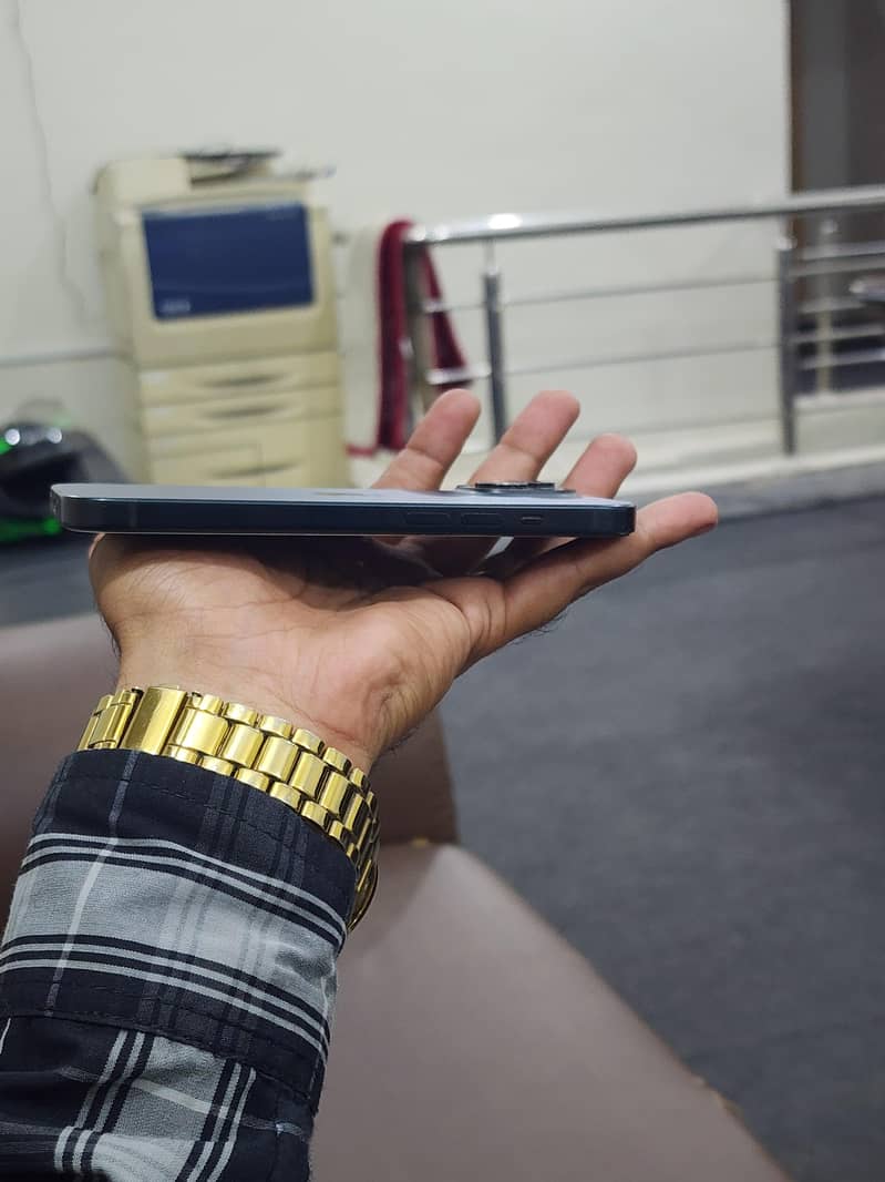 Apple iPhone 15 4