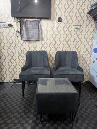 room chairs with table available for sale