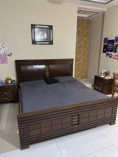 Complete solid wood kingsize bed with 2 sidetables and dressing table