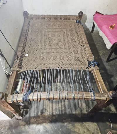 Chaarpai hain Sindhi banaawat hai keekar kay.