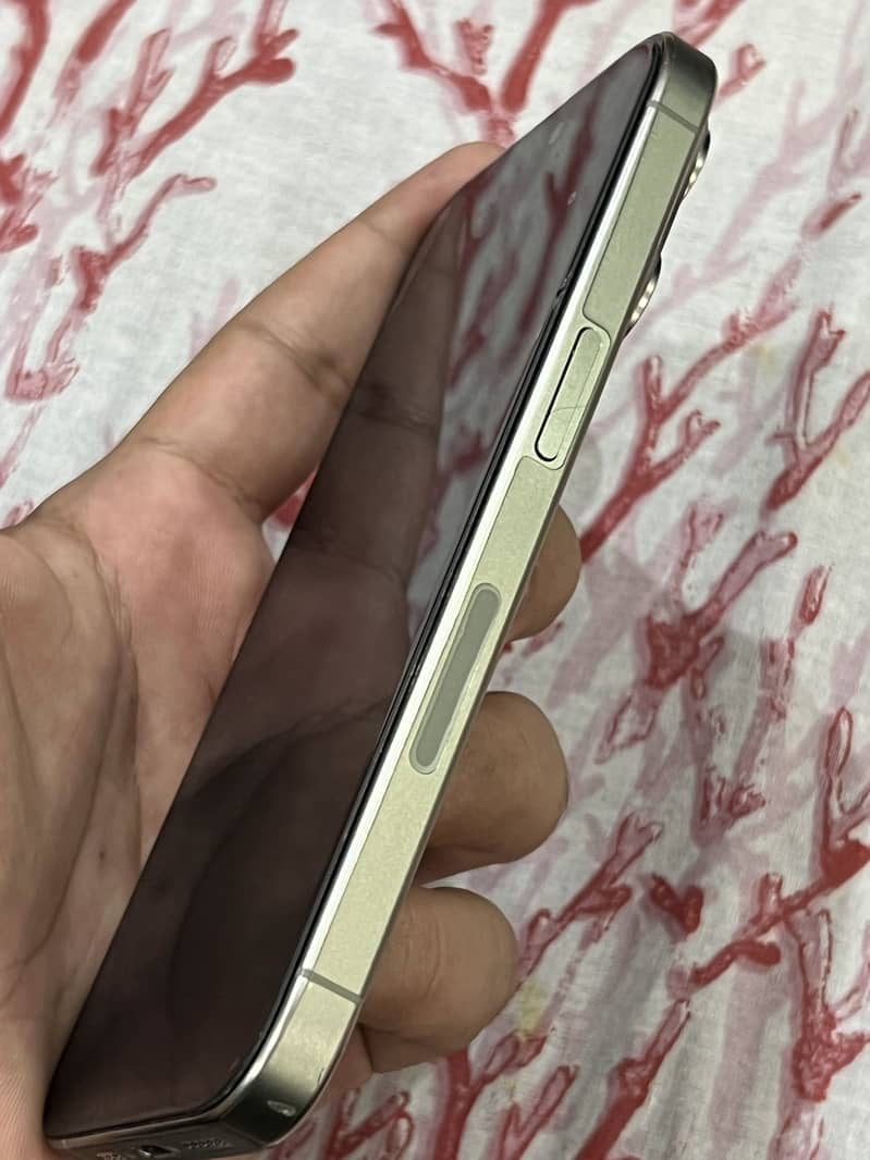 Apple iPhone 15 Pro 3