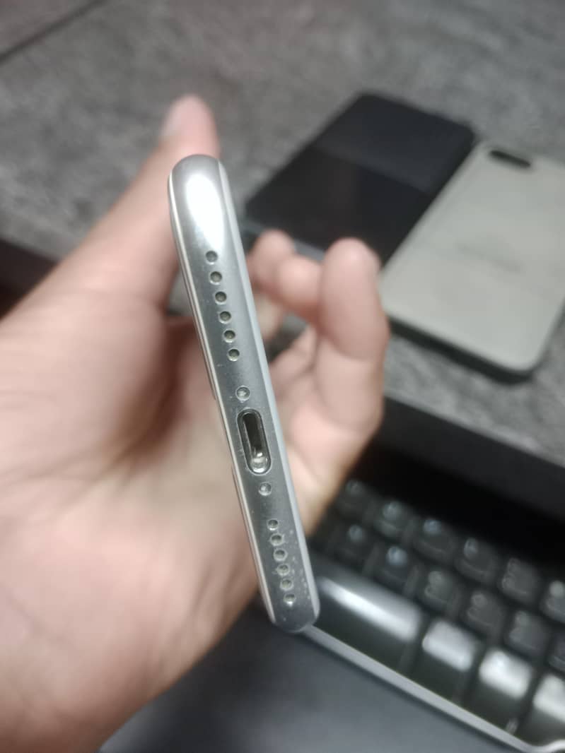 Apple iPhone 7 3
