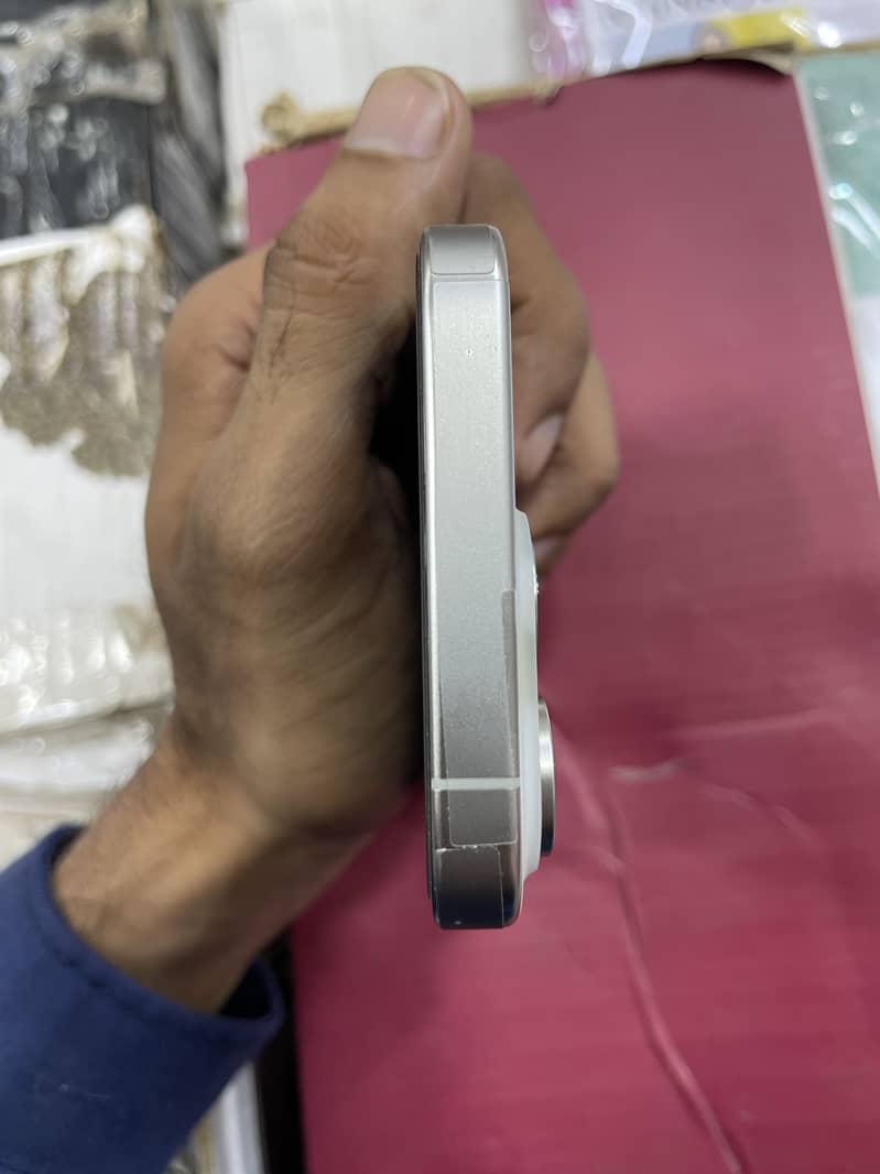 Apple iPhone 15 Pro 4