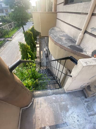 Spacious Good Location 10 Marla Upper Portion Available For rent In DC Colony - Chenab Block