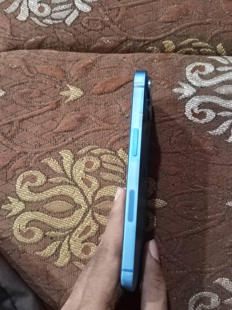 Apple iPhone 13 4