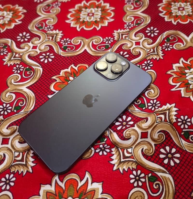 iPhone 16 Pro Max 4