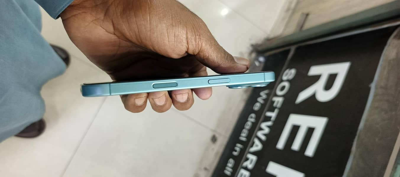 Apple iPhone 16 4