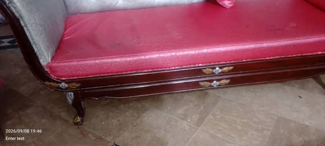 used dewan in good condition pink and silver color