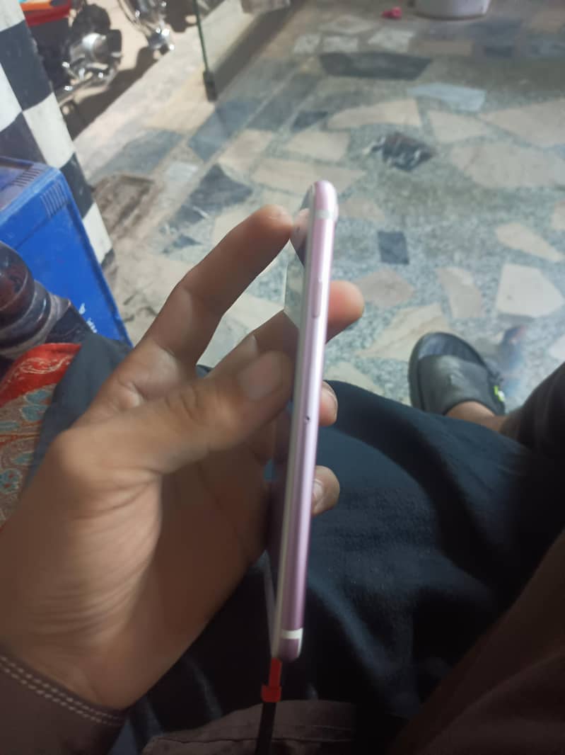 Apple iPhone 7 3