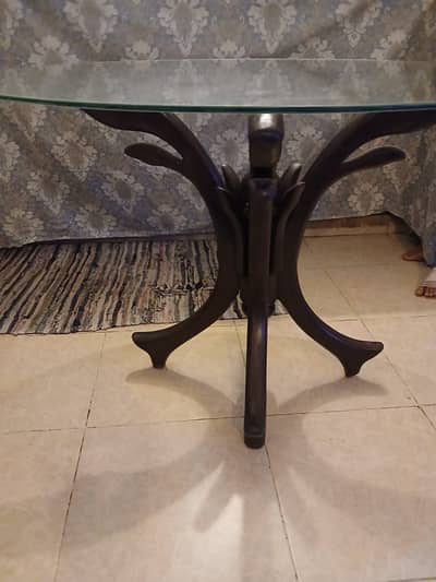 Flower shaped glass dinning table without chairs.