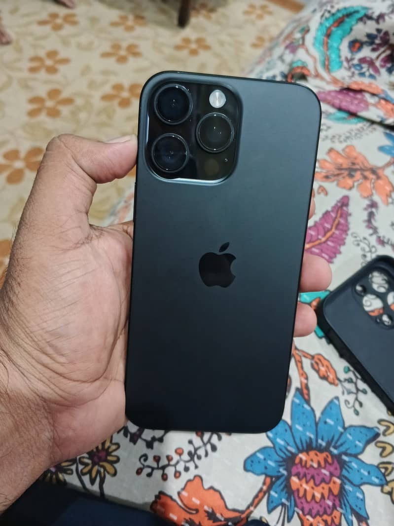 Apple iPhone 16 Pro Max 4