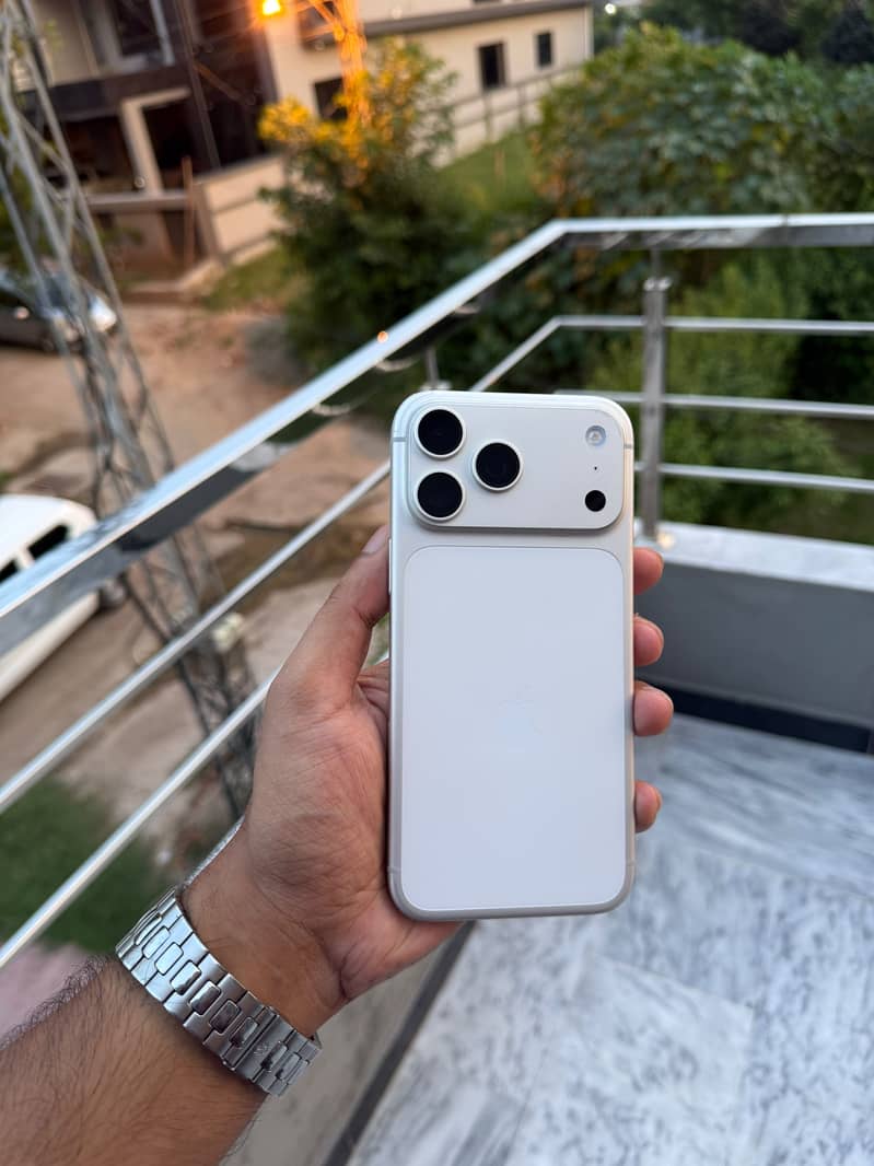 Apple iPhone 17 Pro Max 1