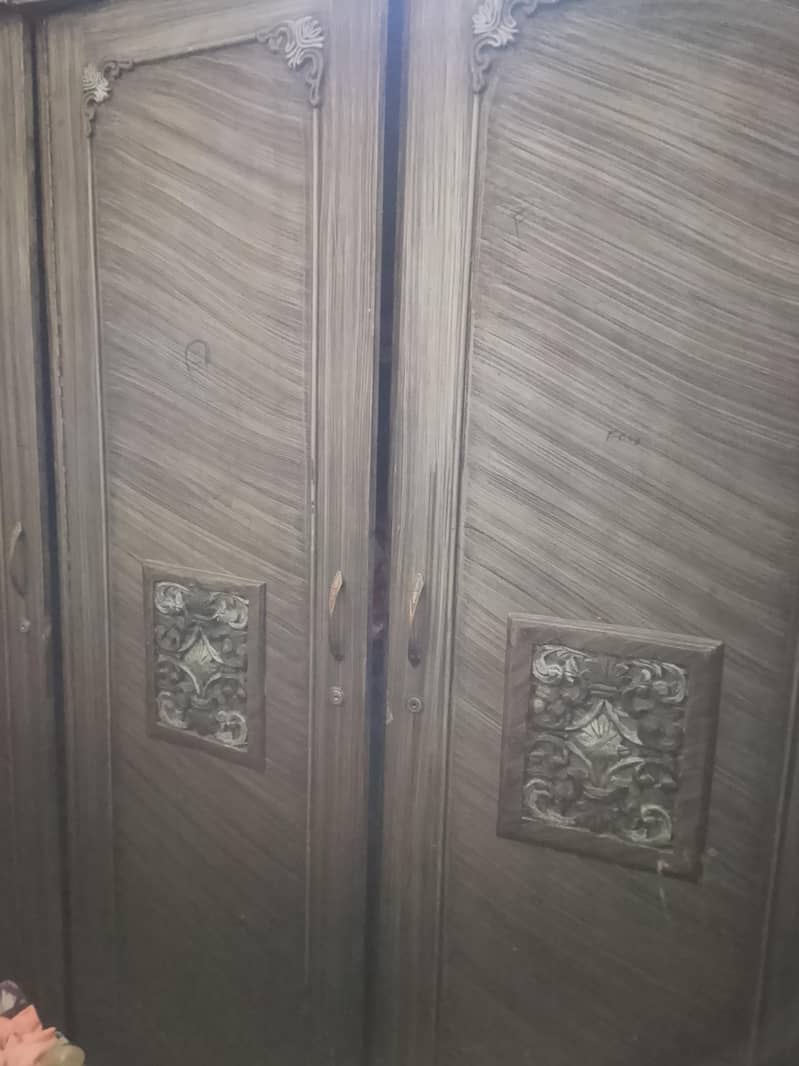 wardrobe 3 door separate. 1