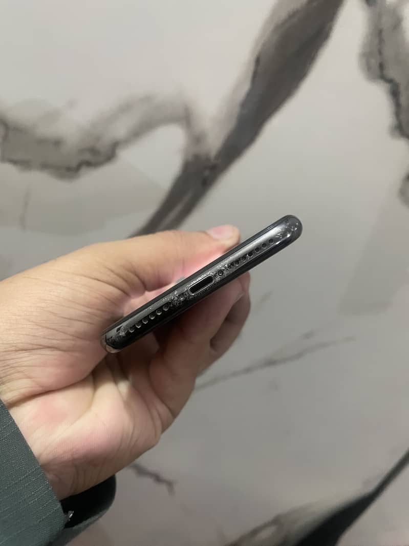 Apple iPhone X 4
