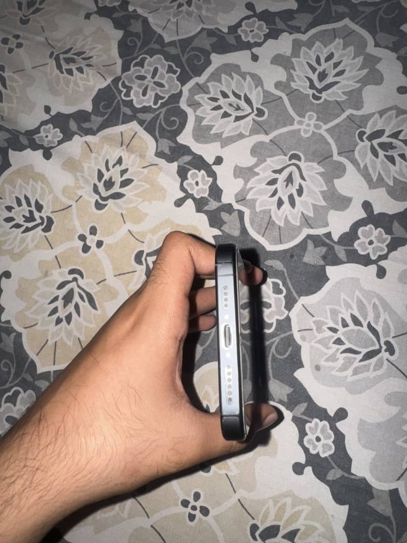 Apple iPhone 15 Pro Max 2