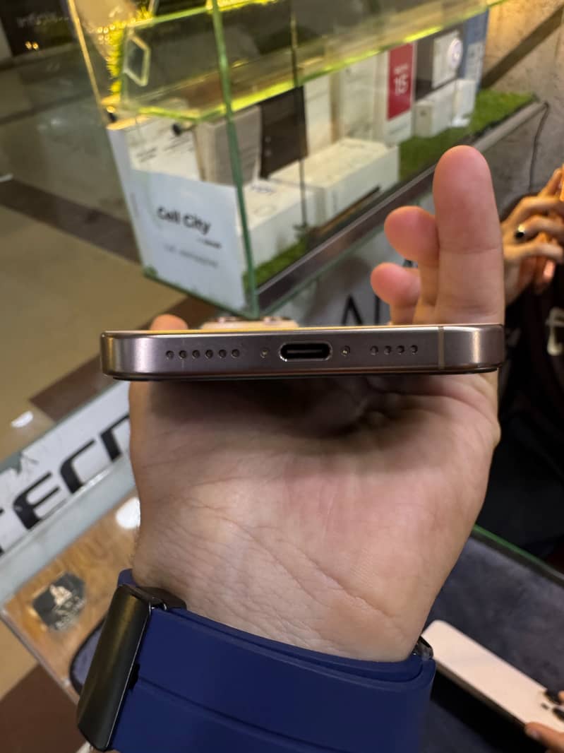Apple iPhone 16 Pro Max 4