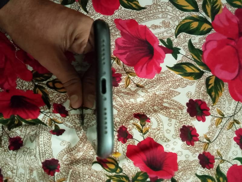 Apple iPhone 11 4