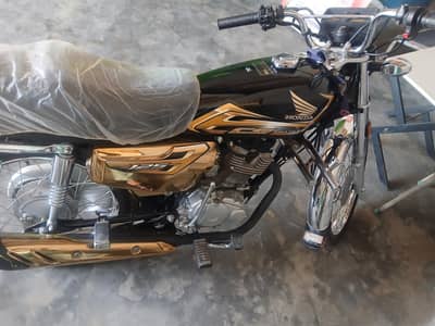Honda 125 Gold Edition Black Brand new
