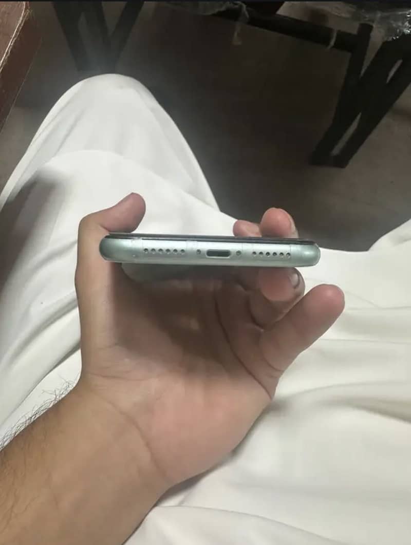 Apple iPhone 11 4