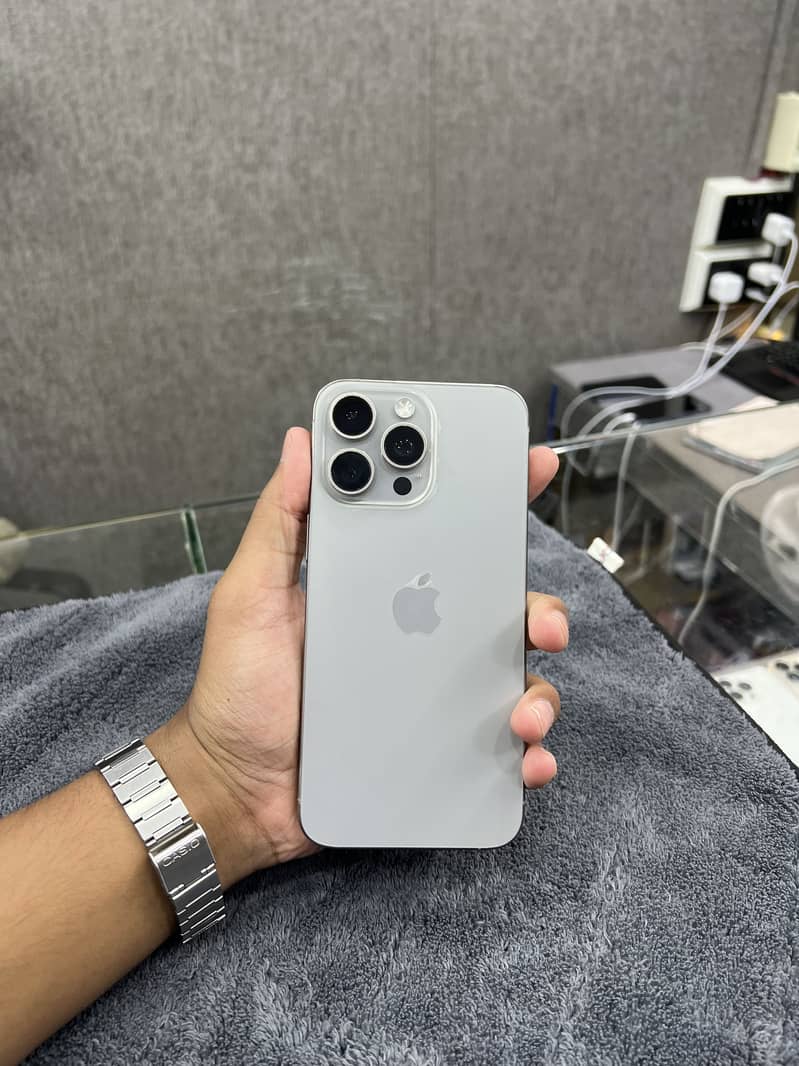 Apple iPhone 15 Pro Max 0