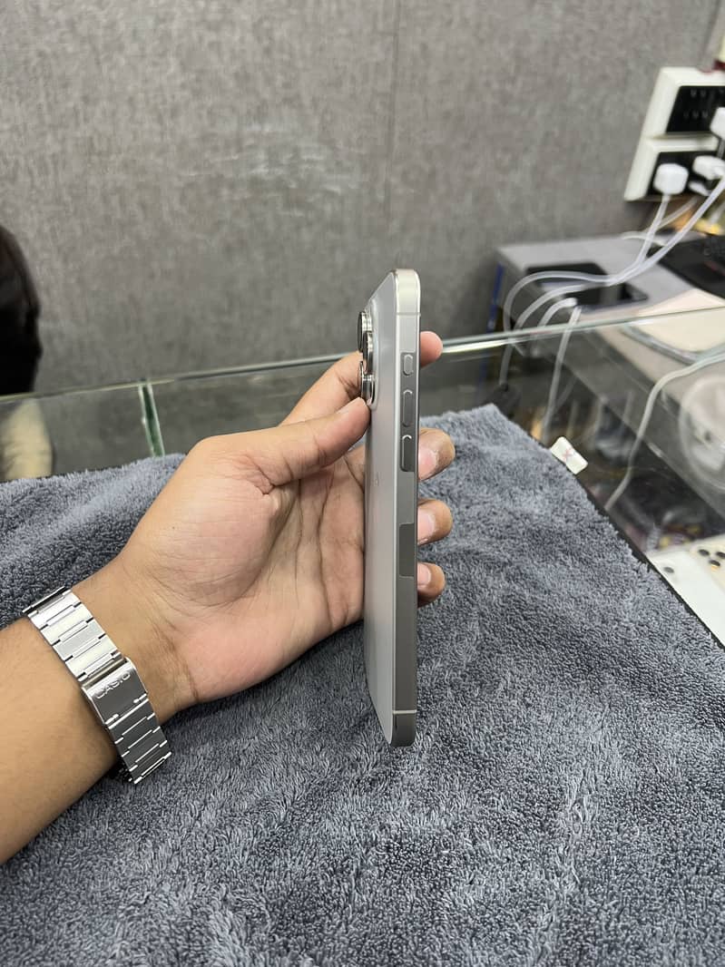 Apple iPhone 15 Pro Max 2