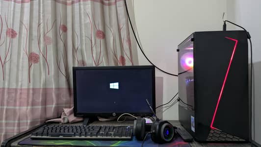 Gaming PC and complete gaming accessories