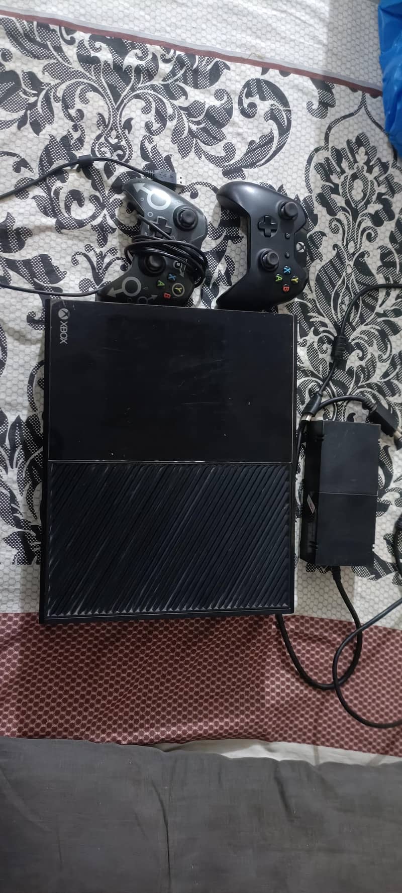Xbox One 1 TB with 2 Controller Wireless+Wired 0