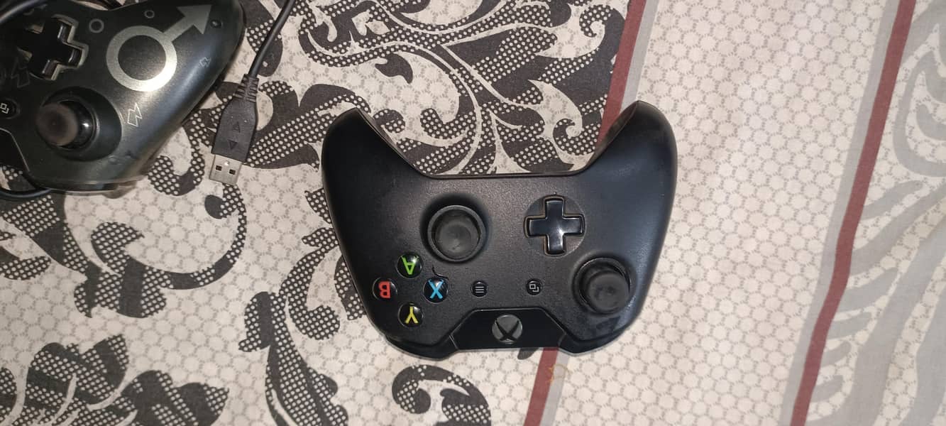 Xbox One 1 TB with 2 Controller Wireless+Wired 1