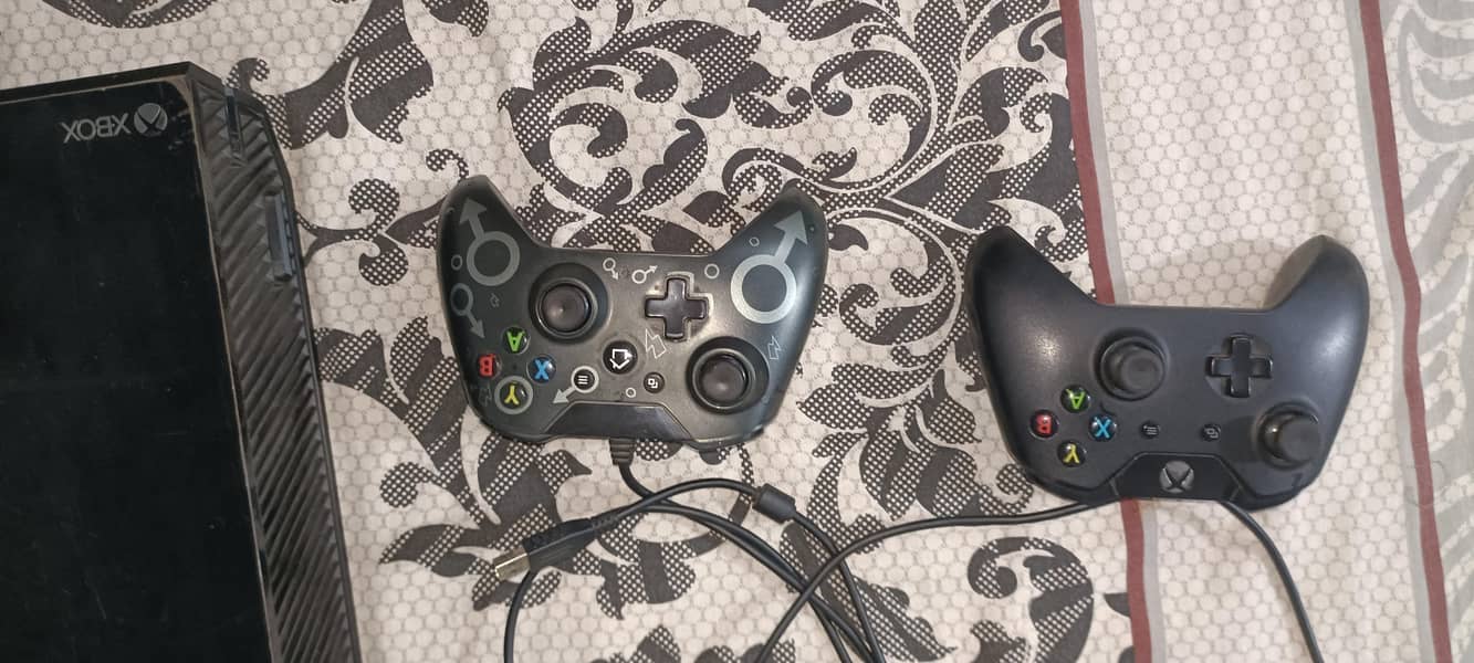 Xbox One 1 TB with 2 Controller Wireless+Wired 3