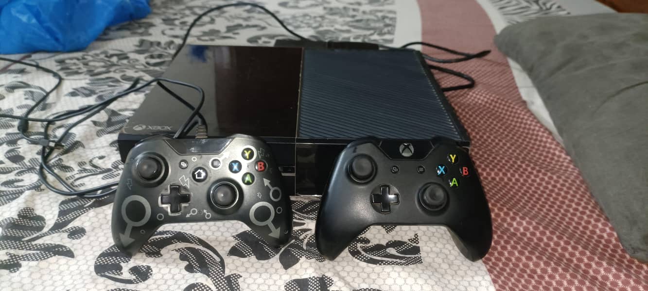 Xbox One 1 TB with 2 Controller Wireless+Wired 5