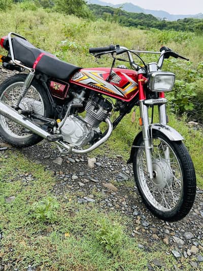 125 2016 model urgent sale with beautiful condition clear documents