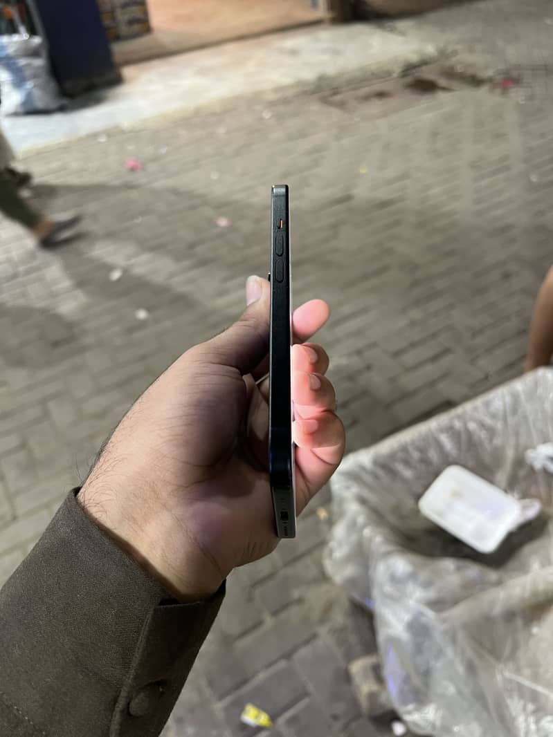 Apple iPhone 15 4