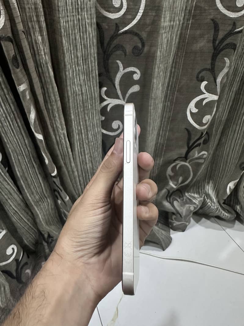 Apple iPhone 12 4