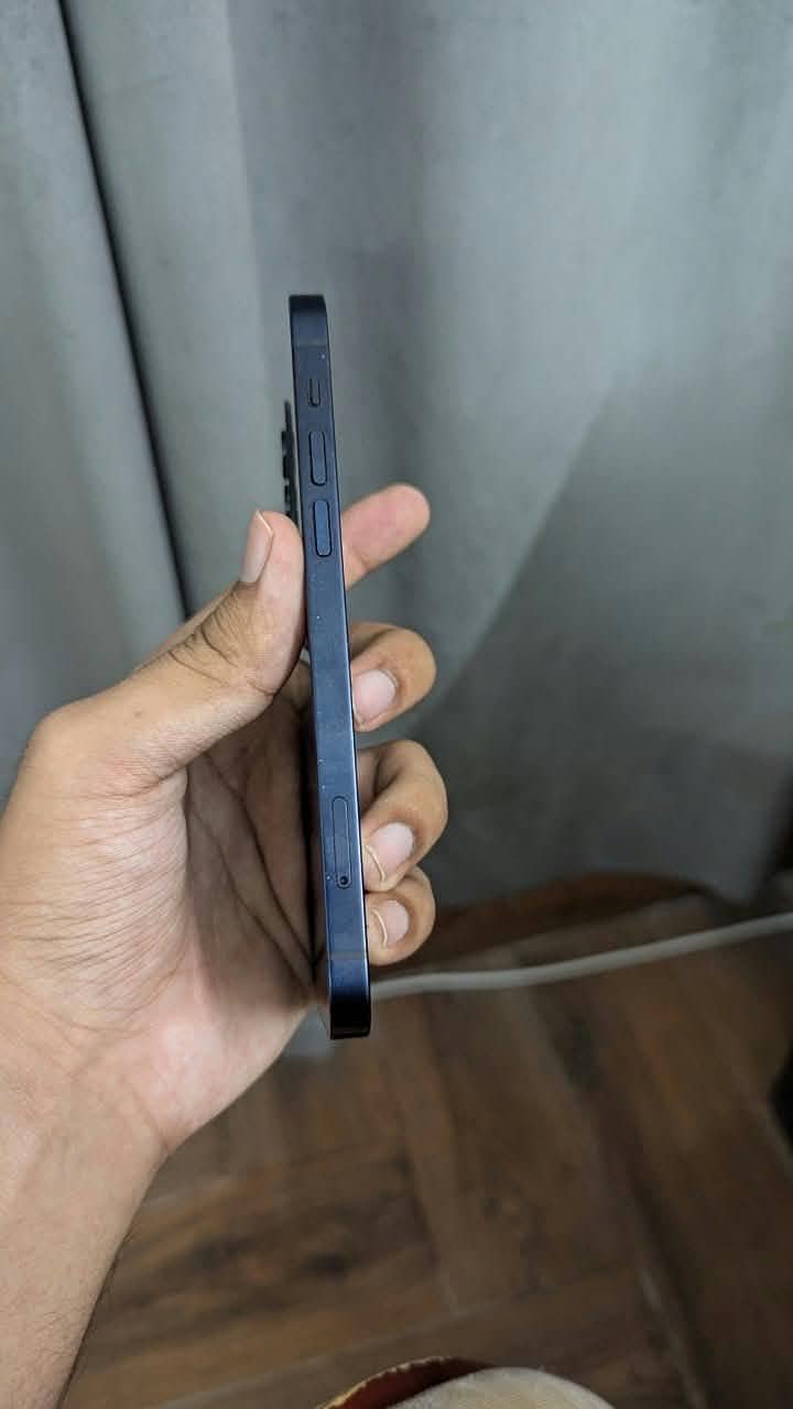 Apple iPhone 12 4