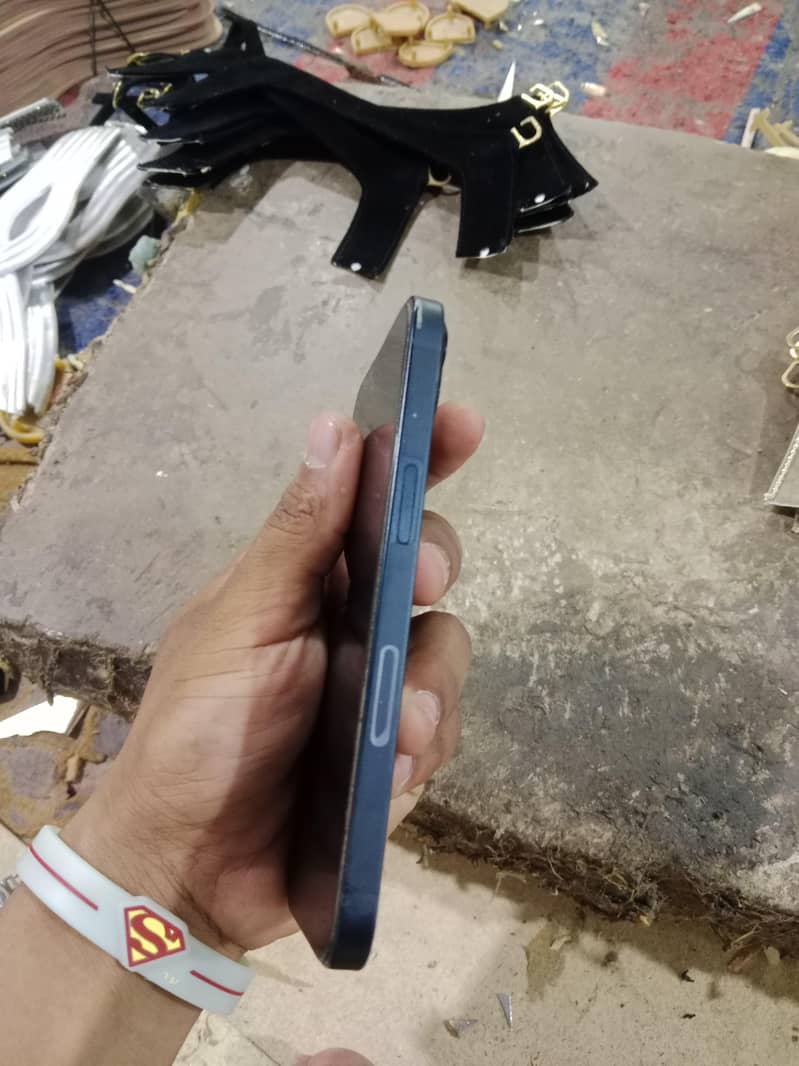 Apple iPhone 13 5