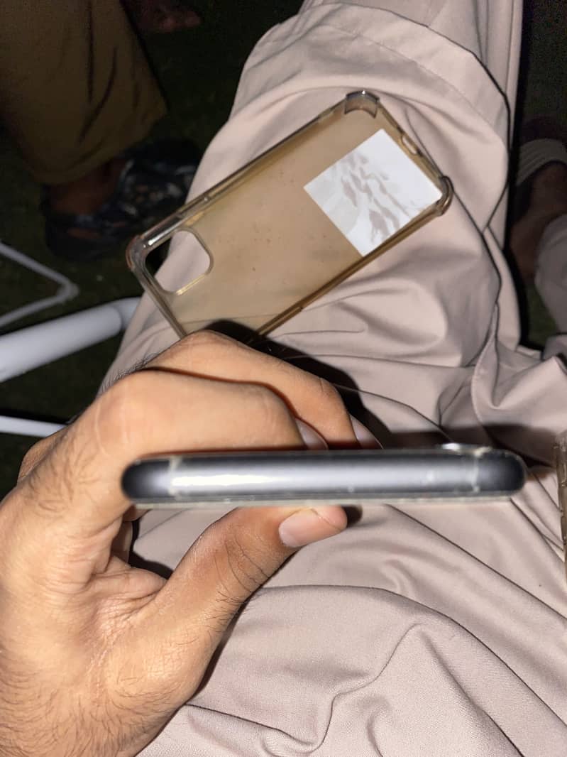 Apple iPhone 11 4