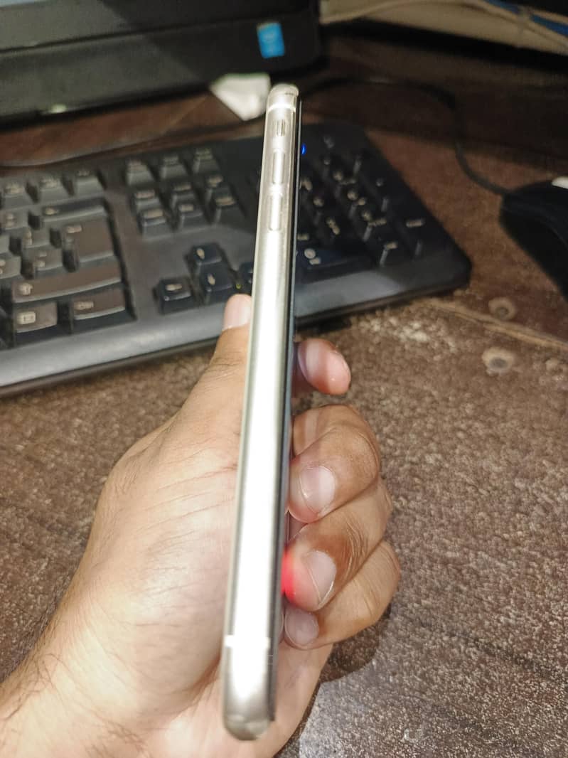 Apple iPhone 11 4