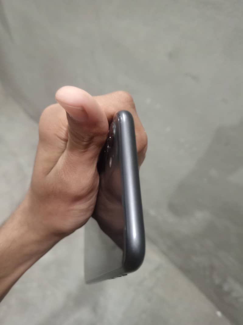 Apple iPhone 11 4