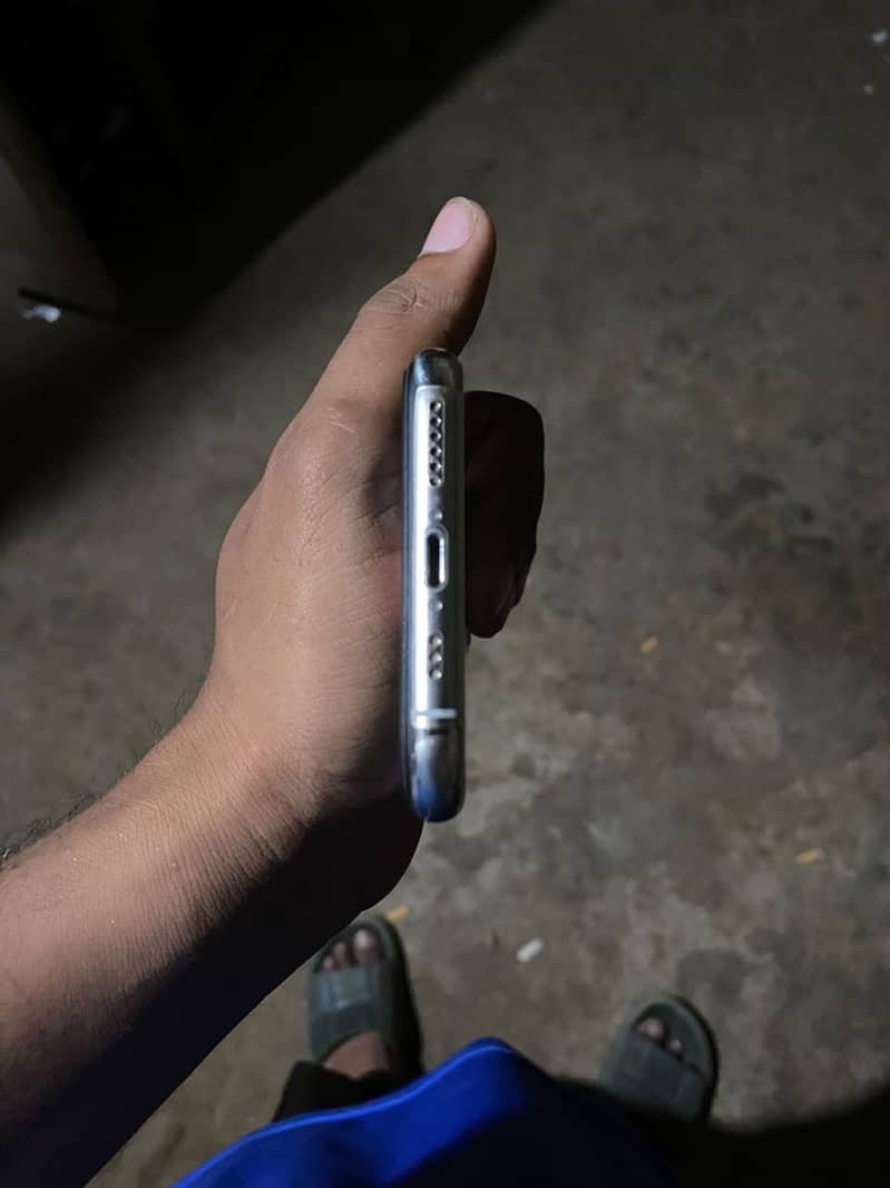Apple iPhone 11 Pro 4