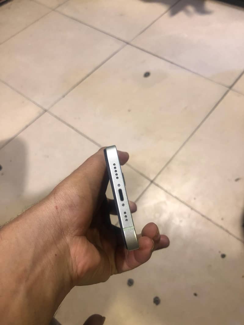 Apple iPhone 12 4