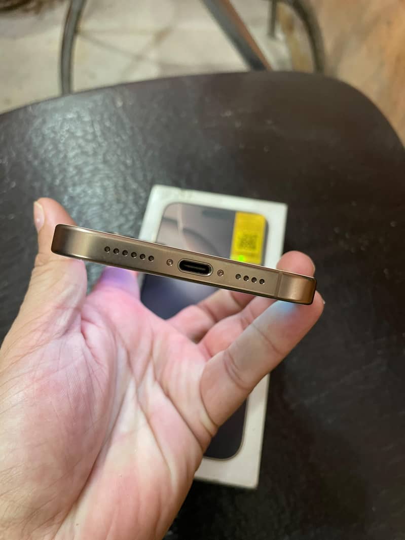 Apple iPhone 16 Pro Max 4