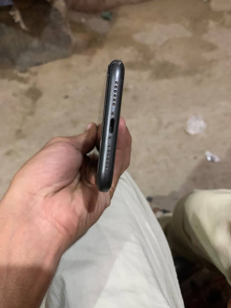 Apple iPhone 11 4
