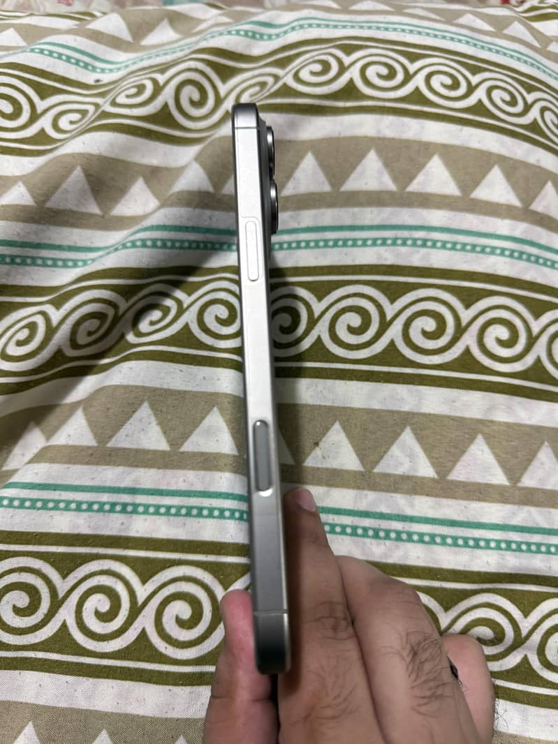 Apple iPhone 16 Pro Max 2