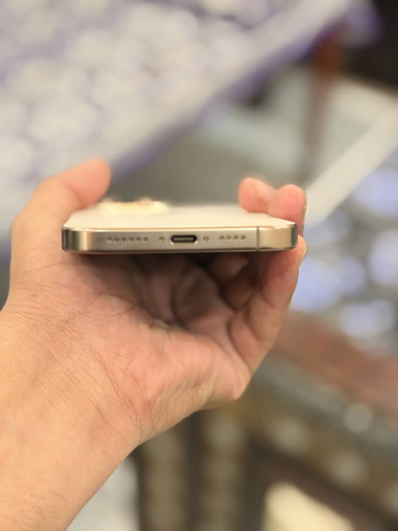 Apple iPhone 16 Pro Max 2