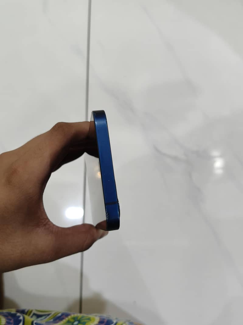 Apple iPhone 12 4