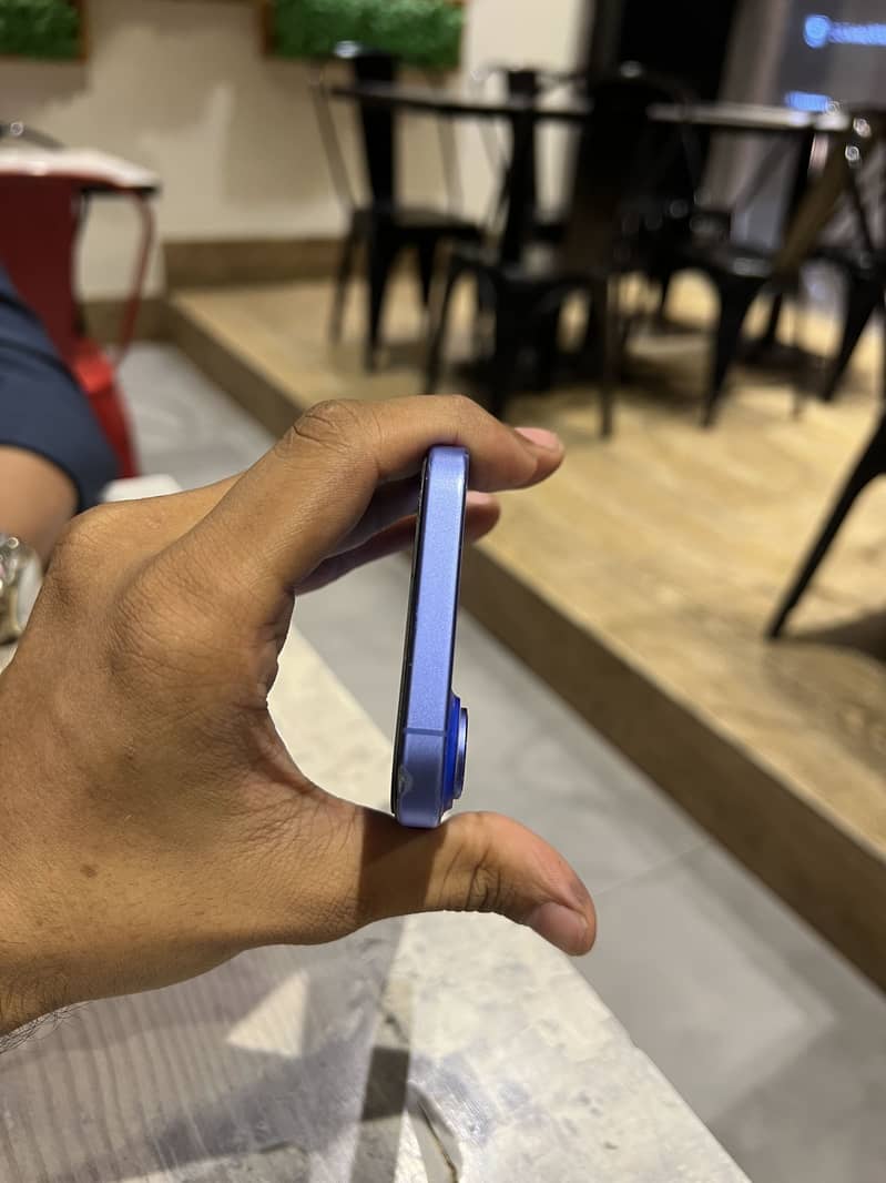 Apple iPhone 16 4